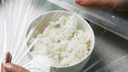 為什么有些保鮮膜包產(chǎn)品后感覺有霧氣？